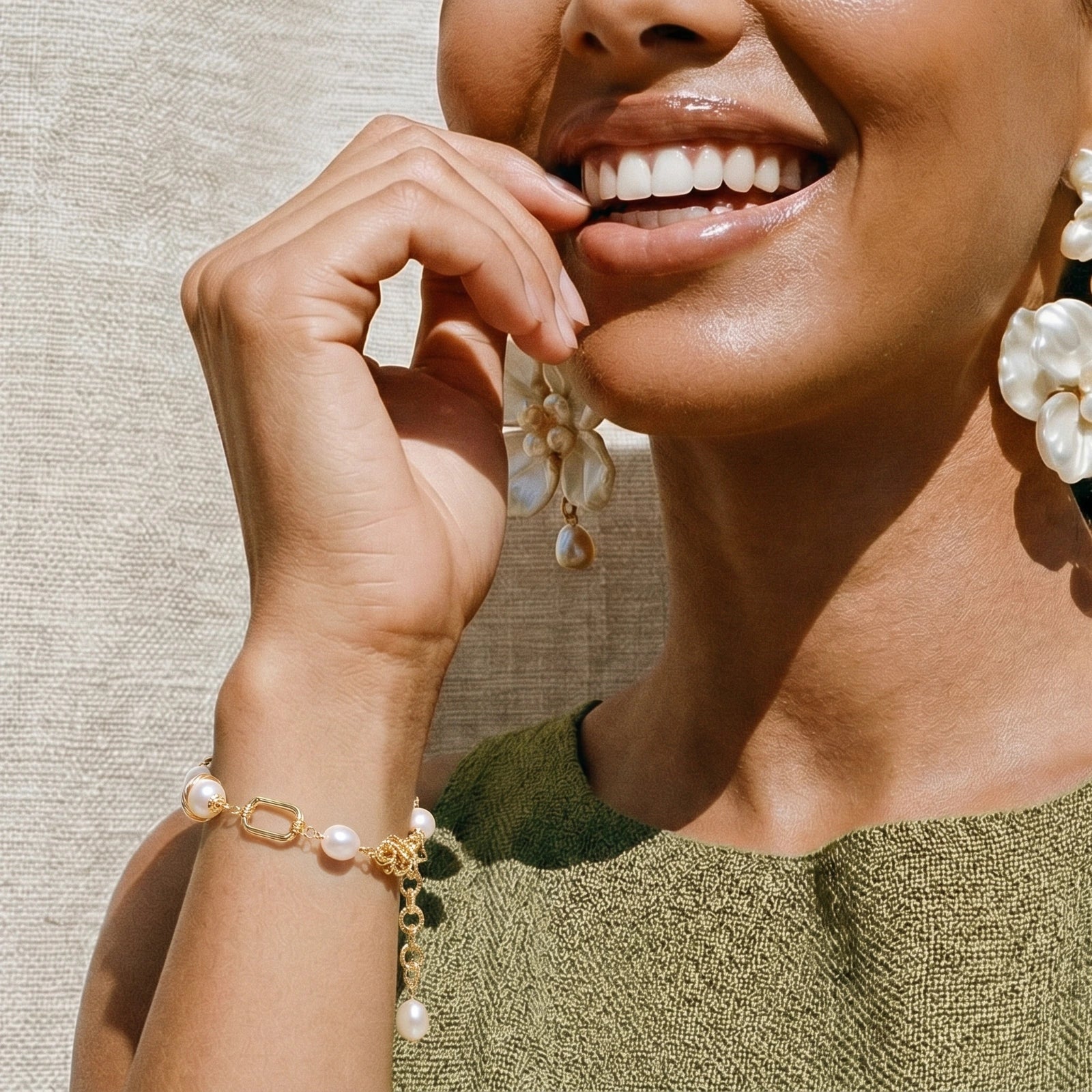 Woman wearing the golden pearl chain bracelet on her wrist